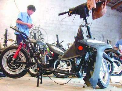 開工1個月 拼裝出近400輛“品牌”電動車(圖) 電動三輪車組裝